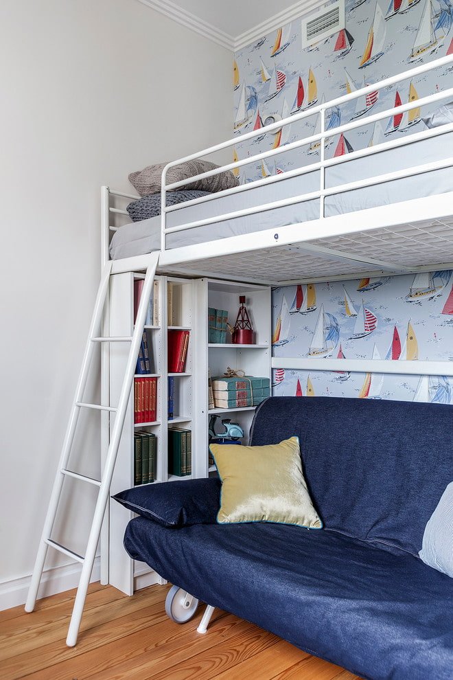 letto a soppalco con scale in una cameretta per bambini in stile nautico