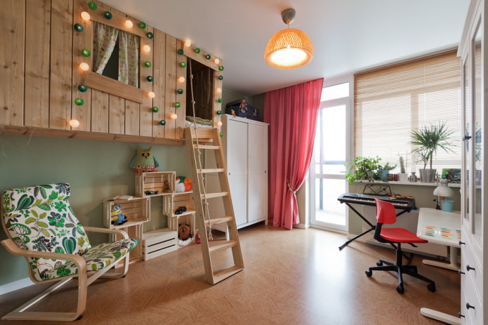 letto a forma di casa nella cameretta di una bambina