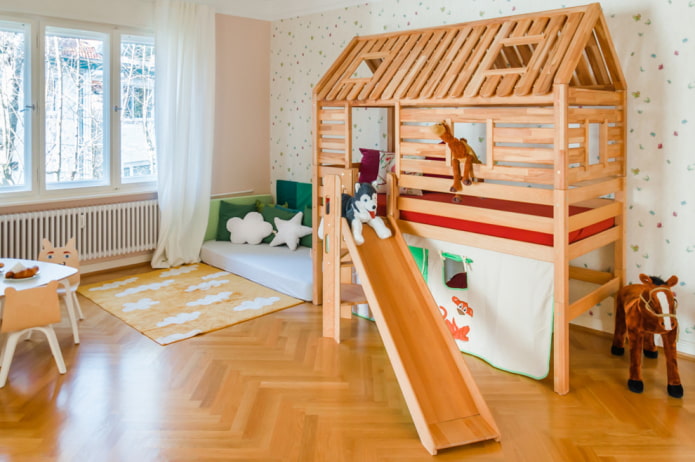 Un letto a forma di casa con una scala in una cameretta per bambini