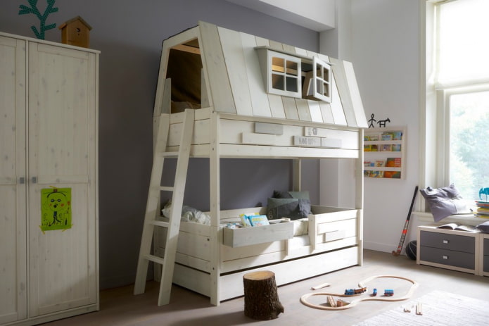 letto a castello a forma di casa nella cameretta dei bambini