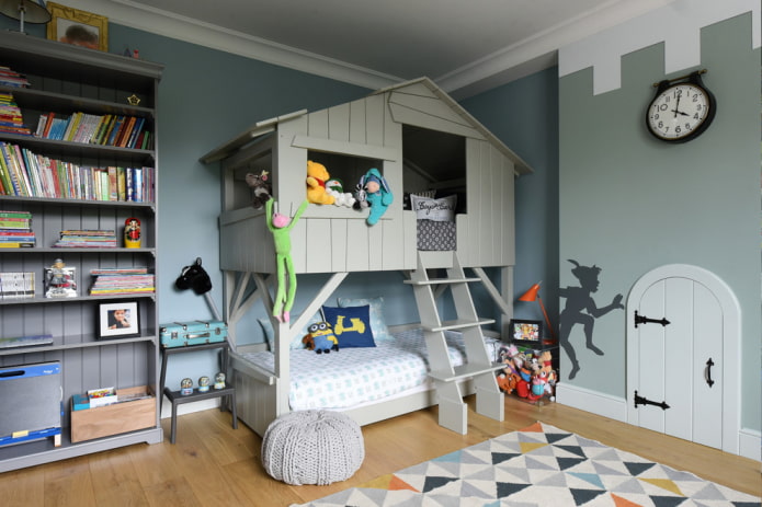 letto a castello a forma di casa nella cameretta dei bambini