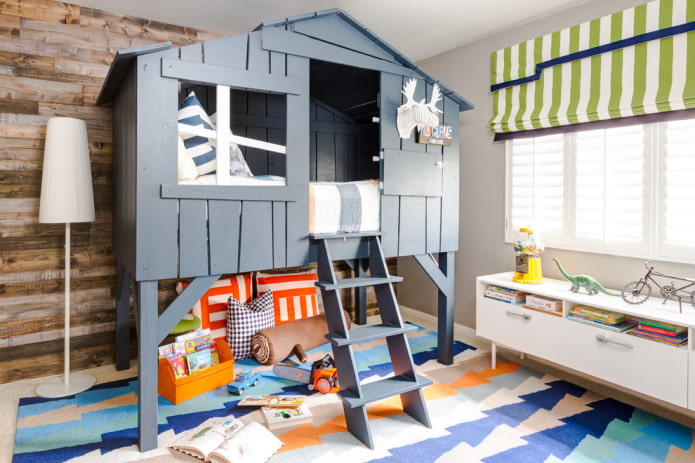 letto a forma di casa con una scala nella stanza dei bambini
