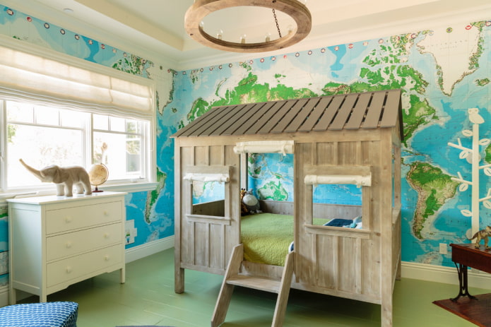 letto a forma di casa nella cameretta di un bambino