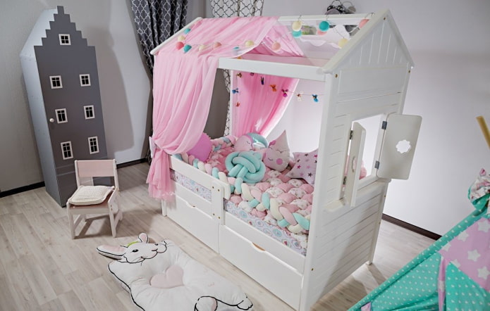 letto a forma di casa nella cameretta dei bambini