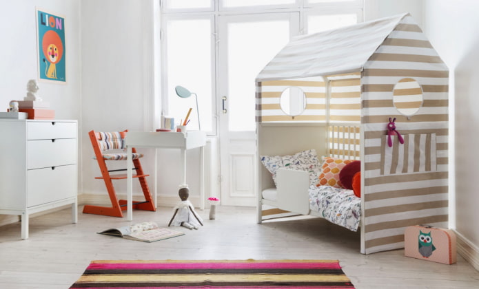 letto a forma di casa nella cameretta dei bambini