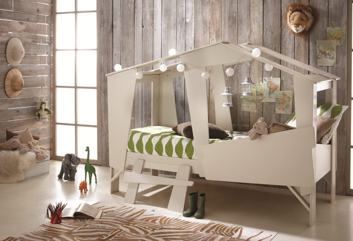 letto a forma di casa nella cameretta dei bambini