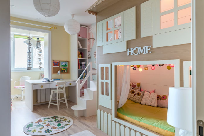 letto a forma di casa nella cameretta di una bambina