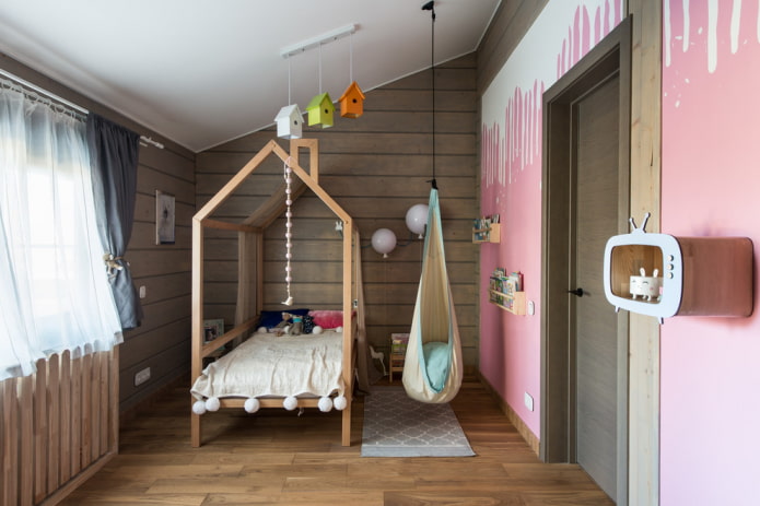 letto a forma di casa nella cameretta di una bambina