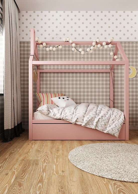 letto rosa a forma di casa in una cameretta
