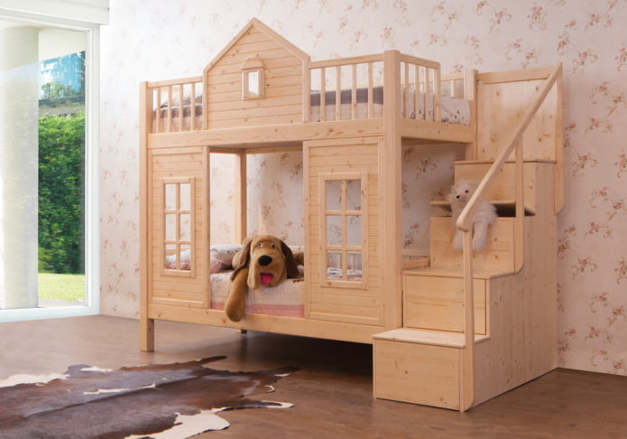 letto a forma di casa con una scala nella stanza dei bambini