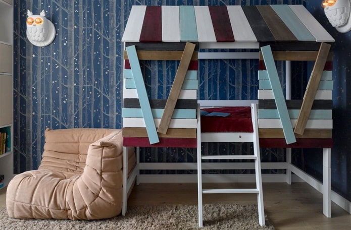 letto a forma di casa con una scala nella stanza dei bambini
