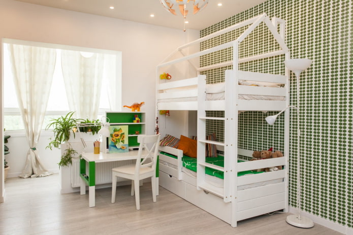 letto a forma di casa nella cameretta dei bambini