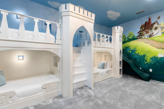 letto a forma di castello nella cameretta dei bambini