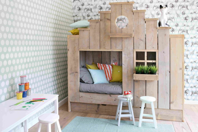 un letto a forma di casa in una cameretta