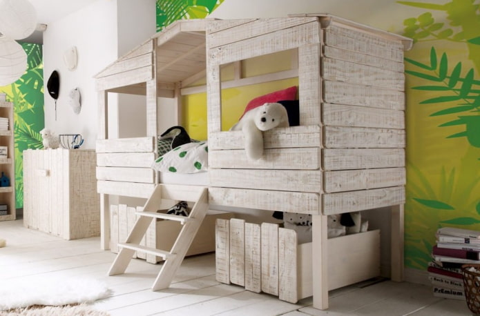 letto a forma di casa nella cameretta dei bambini