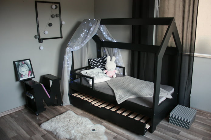 letto a forma di casa nella cameretta dei bambini
