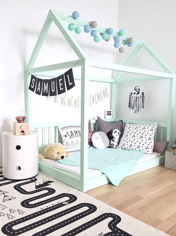 letto a forma di casa nella cameretta dei bambini