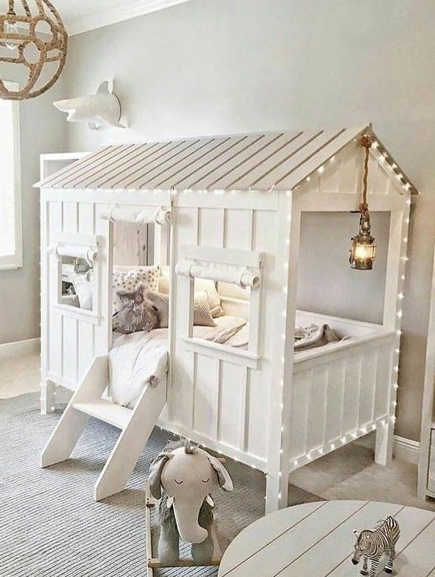 letto a forma di casa nella cameretta dei bambini