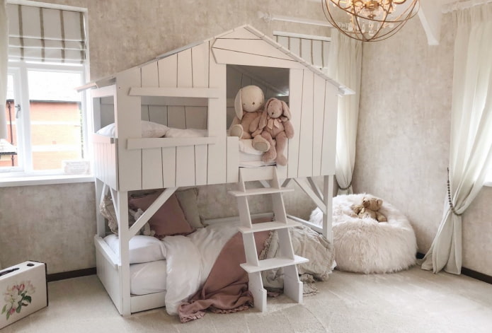 letto a forma di casa nella cameretta dei bambini