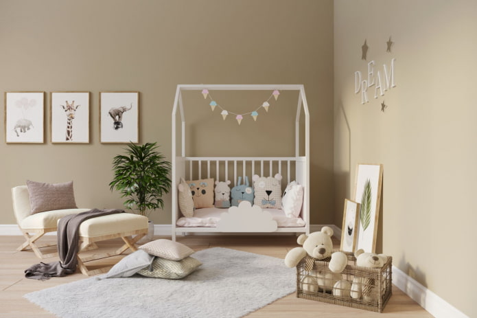 Un letto bianco a forma di casa in una cameretta per bambini