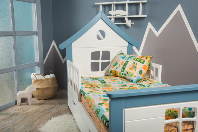 un letto a forma di casa con sponde nella cameretta di un bambino