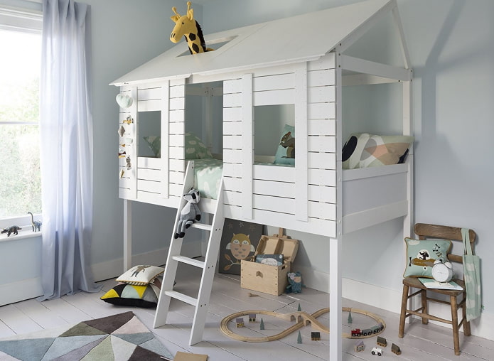 letto a forma di casa con area gioco nella cameretta dei bambini