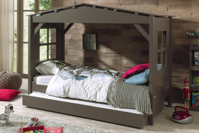 letto a forma di casa nella cameretta dei bambini