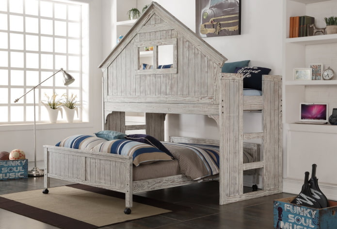 letto grigio a forma di casa in una cameretta per bambini