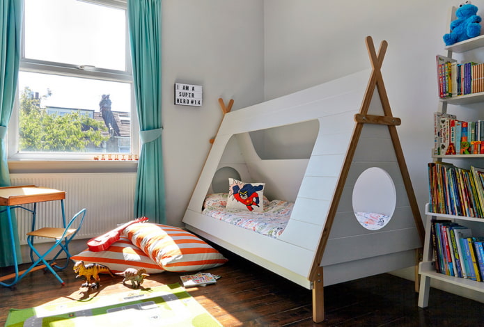 letto a forma di teepee in una cameretta per bambini