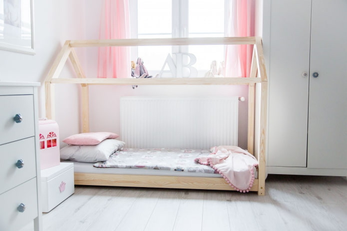 letto a forma di casa in stile scandinavo