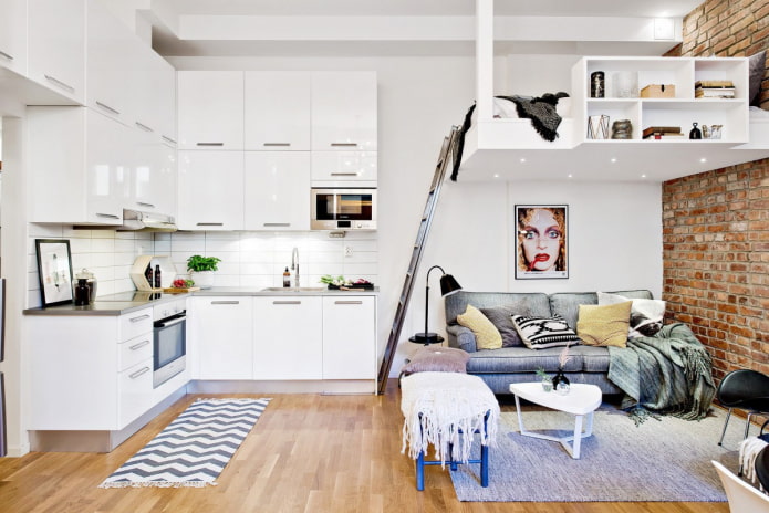 letto al secondo livello nella cucina-soggiorno