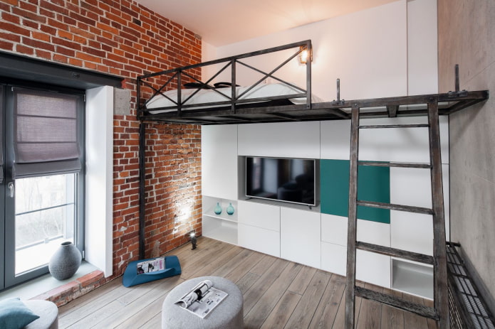 letto al secondo livello in stile loft