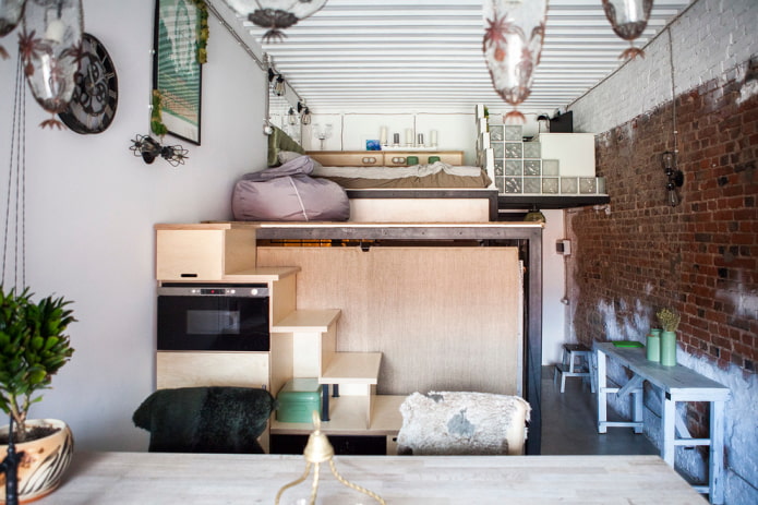 letto sopra il soffitto nella cucina-soggiorno