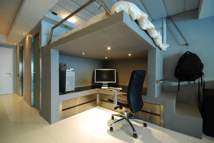 letto sotto il soffitto con zona di lavoro sottostante