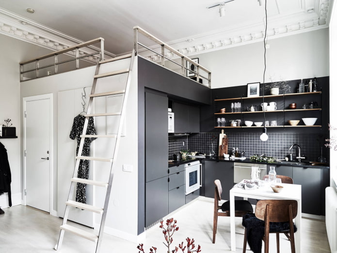 letto sopra il soffitto nella cucina-soggiorno