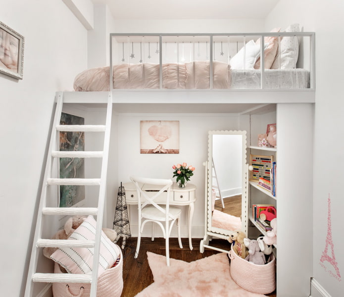 letto al secondo livello nella cameretta dei bambini