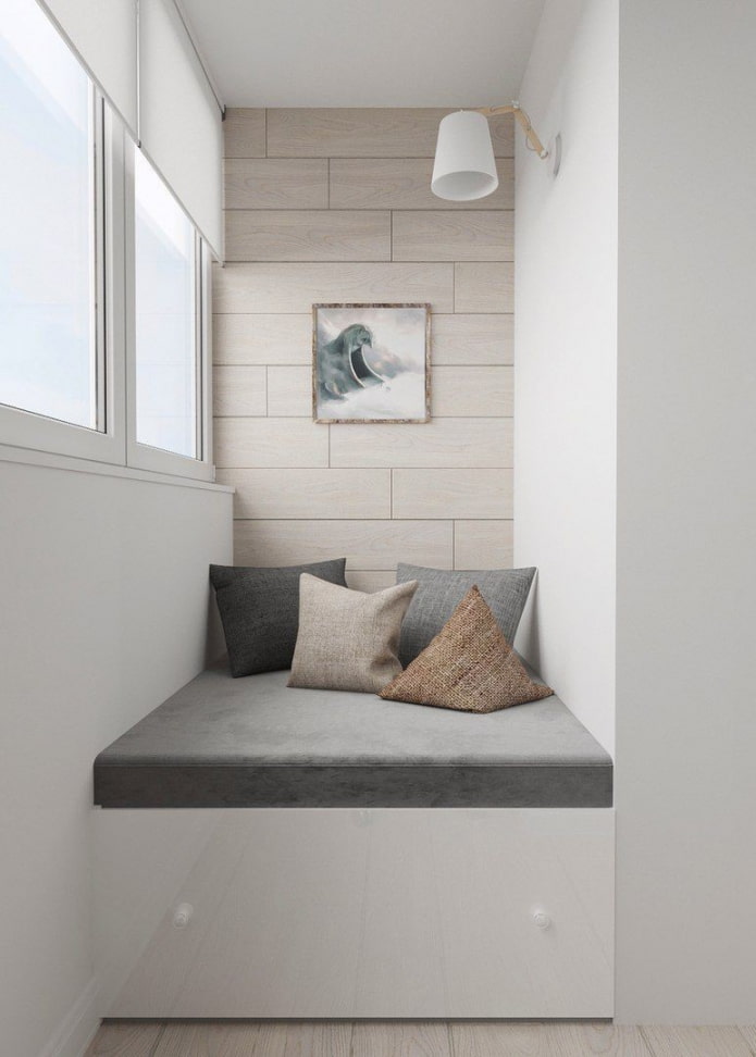 letto sul podio sul balcone