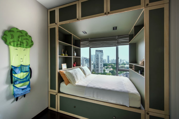 posizionamento di un letto a podio in un interno
