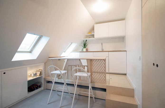 letto su un podio nell'interno della cucina