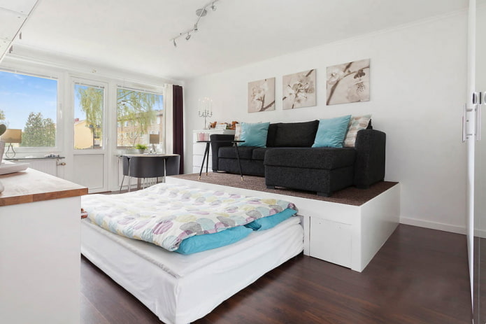 letto su un podio nell'interno del soggiorno