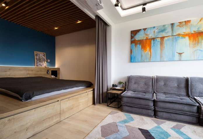 letto su un podio nell'interno del soggiorno