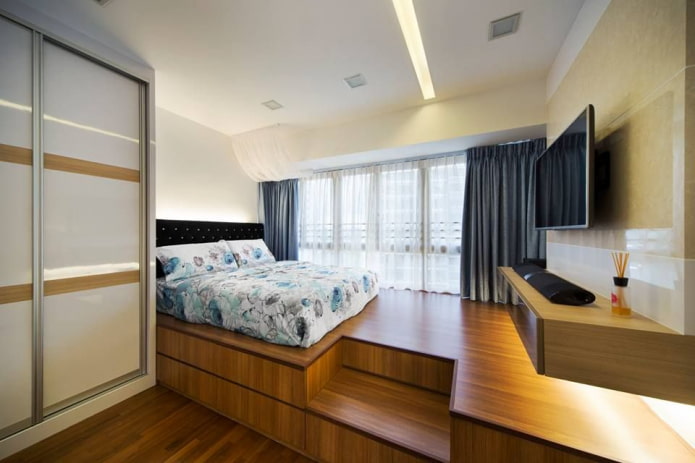 letto su un podio nell'arredamento della camera da letto