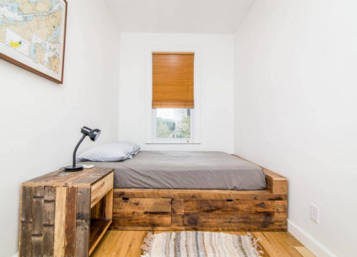 letto su un podio in una piccola stanza