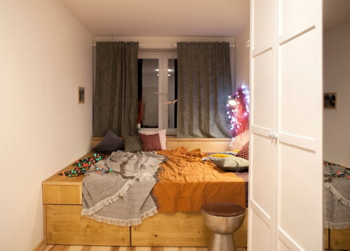 letto su un podio in una piccola stanza