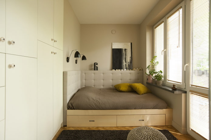 letto su un podio in una stanza piccola