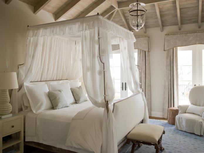 Baldacchino su un letto in tulle
