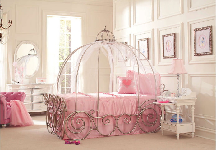 Letto a forma di carrozza per bambine
