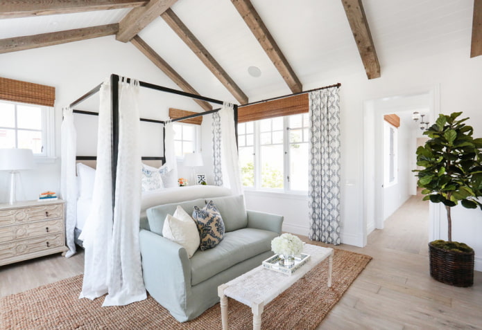 letto con baldacchino bianco