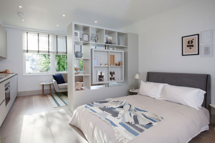 Scaffale tra la camera da letto e il soggiorno