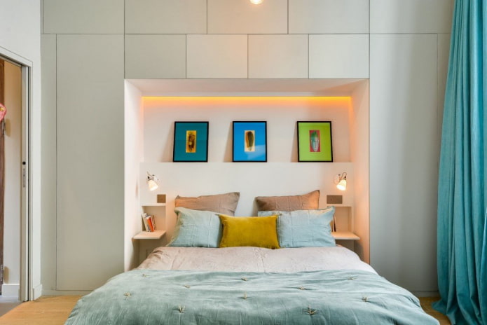 armadi in una nicchia con un letto all'interno